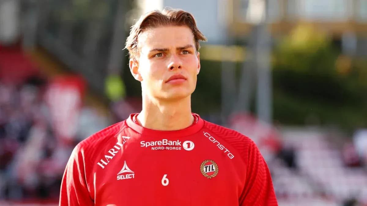 Jugador en uniforme rojo durante el partido