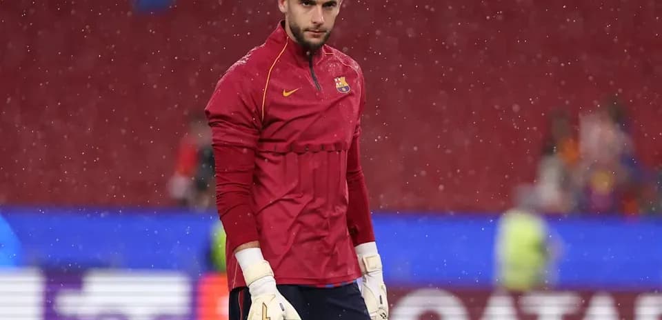 Portero de FC Barcelona entrenando bajo la lluvia