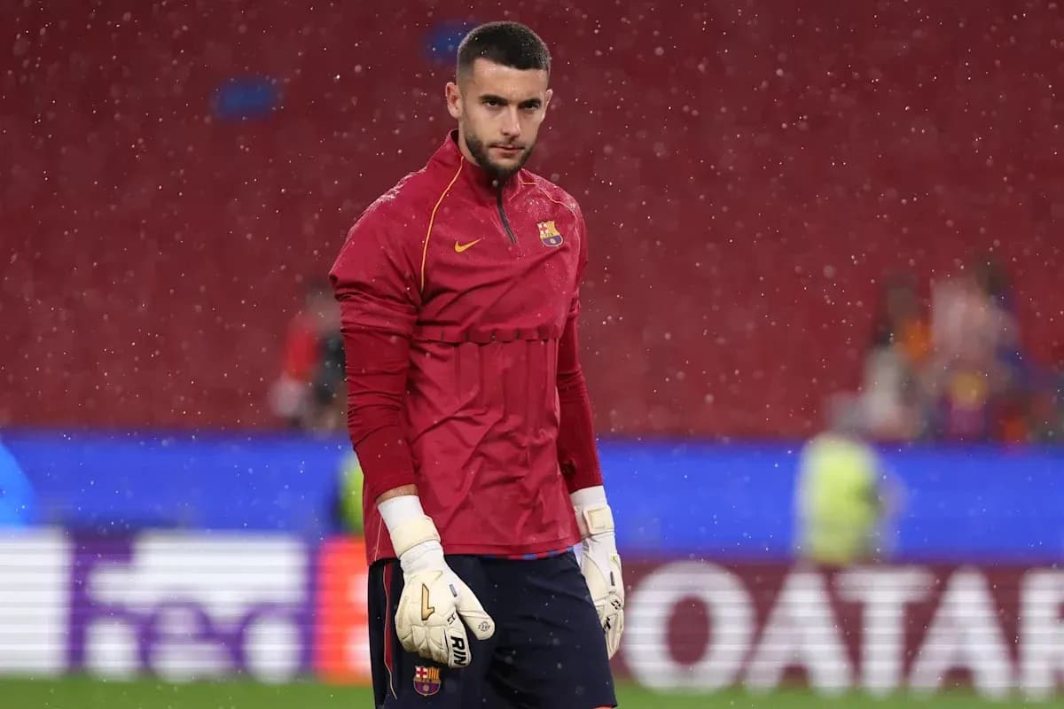 Portero de FC Barcelona entrenando bajo la lluvia