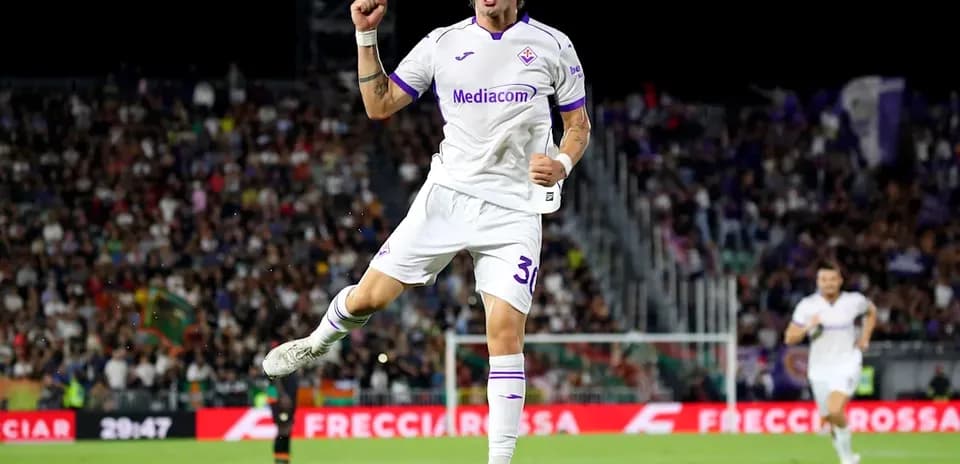 Jugador de Fiorentina celebrando un gol en el partido