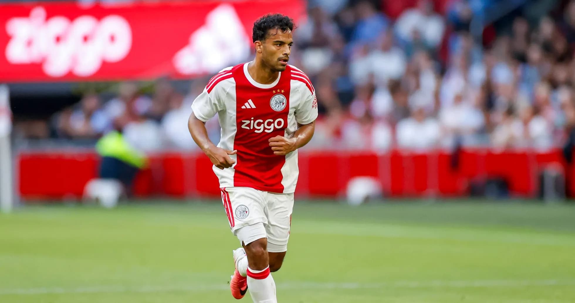 Jugador de Ajax corriendo con el balón en el campo