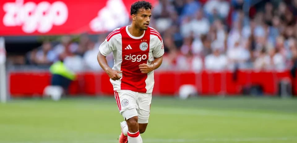Jugador de Ajax corriendo con el balón en el campo
