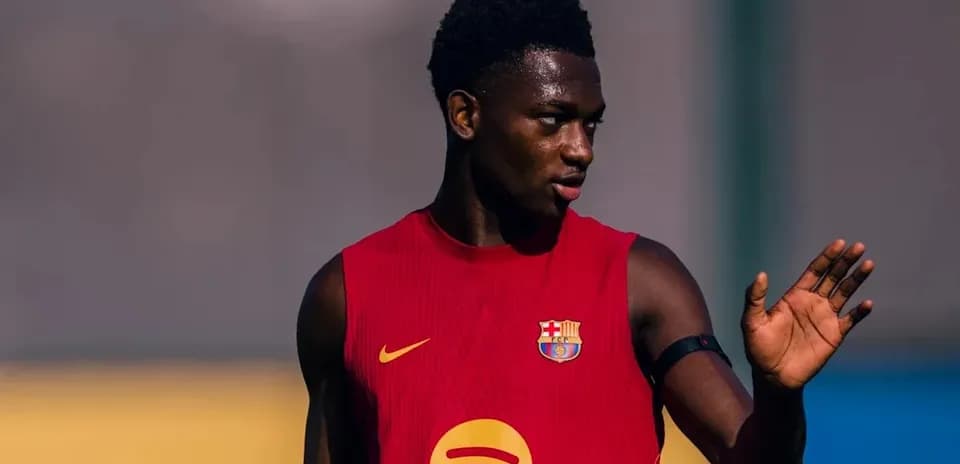Jugador de Barcelona en entrenamiento, saludando con la mano