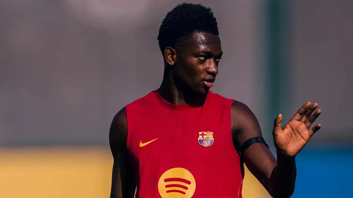 Jugador de Barcelona en entrenamiento, saludando con la mano