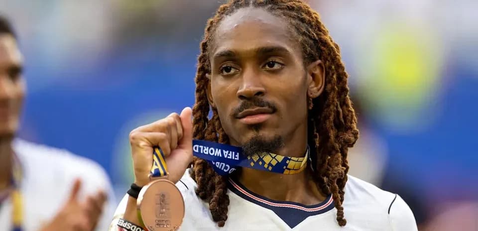 Jugador sosteniendo medalla de bronce FIFA tras partido