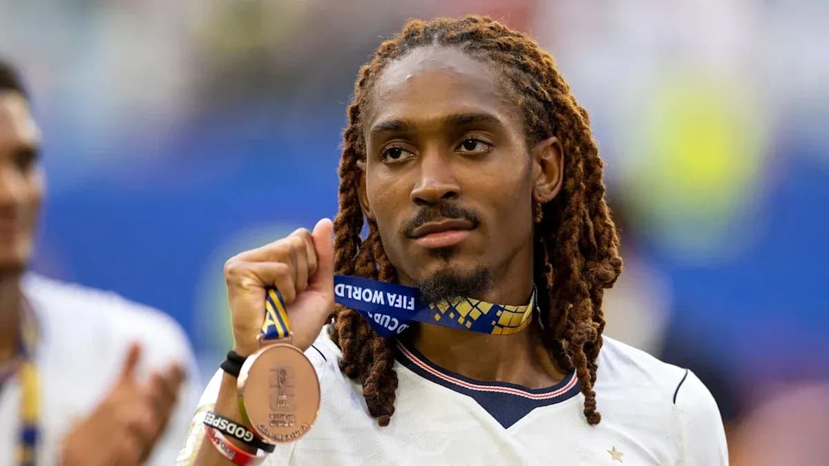 Jugador sosteniendo medalla de bronce FIFA tras partido