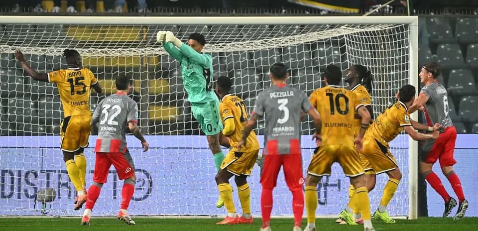 Portero saltando para atrapar el balón en el área