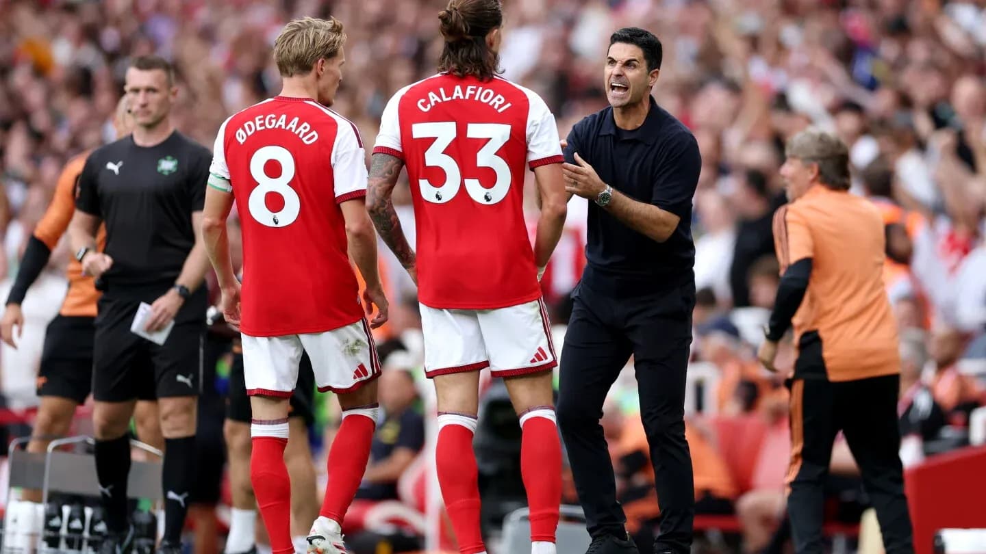 Entrenador hablando con jugadores durante el partido