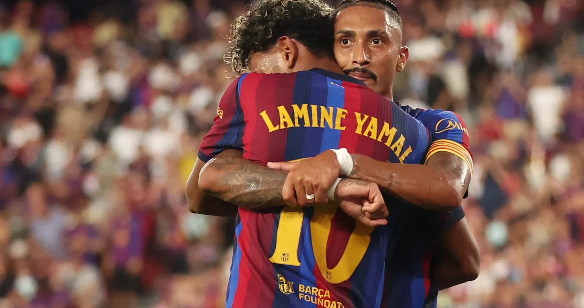 Jugadores del Barcelona abrazándose durante el partido