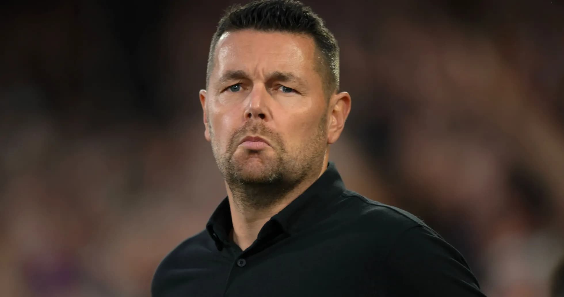 Entrenador observando el juego desde la línea lateral