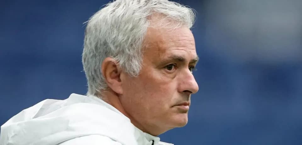 Entrenador mirando hacia un lado durante el partido