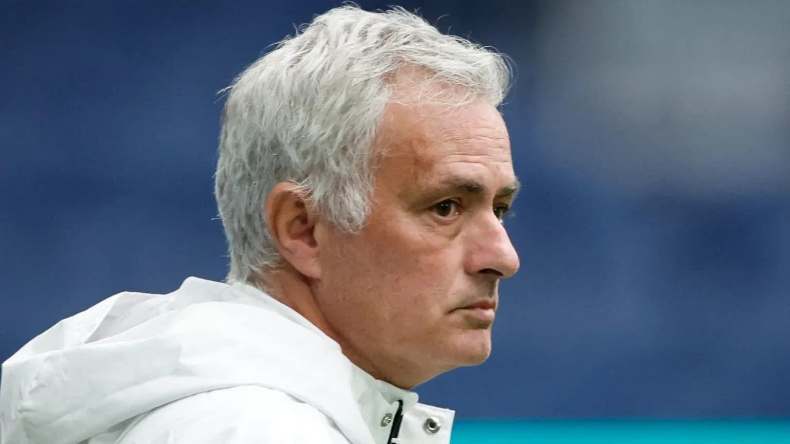 Entrenador mirando hacia un lado durante el partido