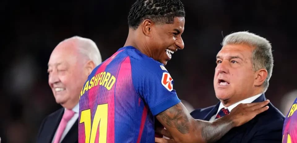 Jugador de Barcelona sonriendo con directivos en evento