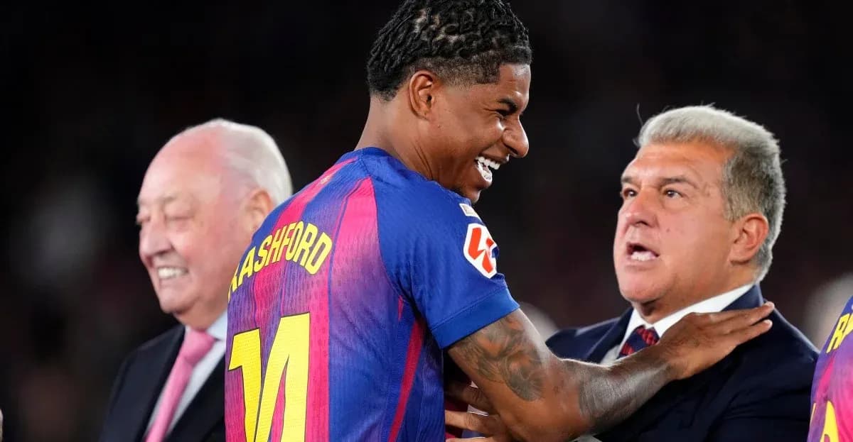 Jugador de Barcelona sonriendo con directivos en evento