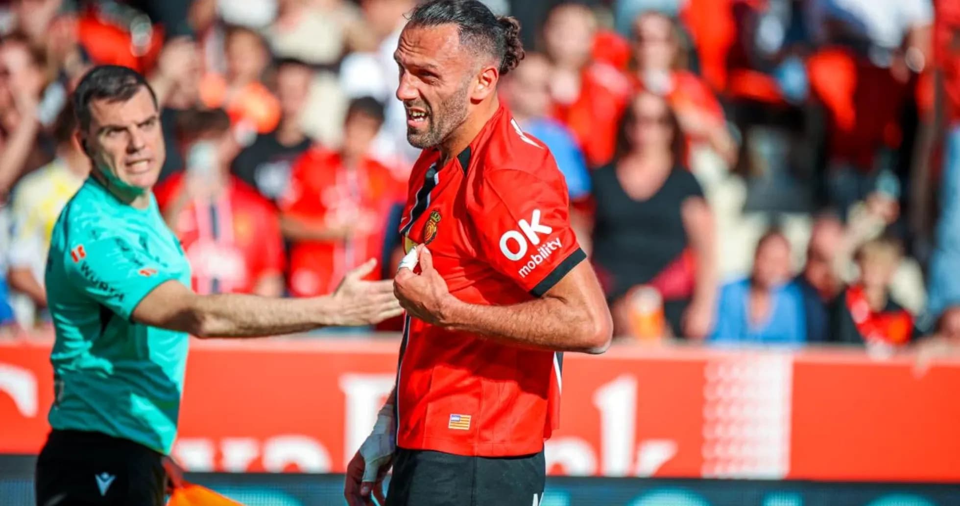 Jugador del Mallorca discutiendo con el árbitro