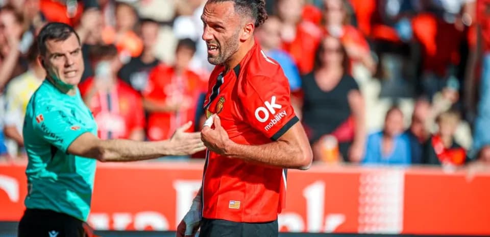 Jugador del Mallorca discutiendo con el árbitro