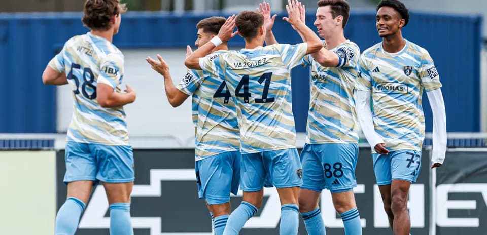 Jugadores de Los Angeles FC II celebrando un gol