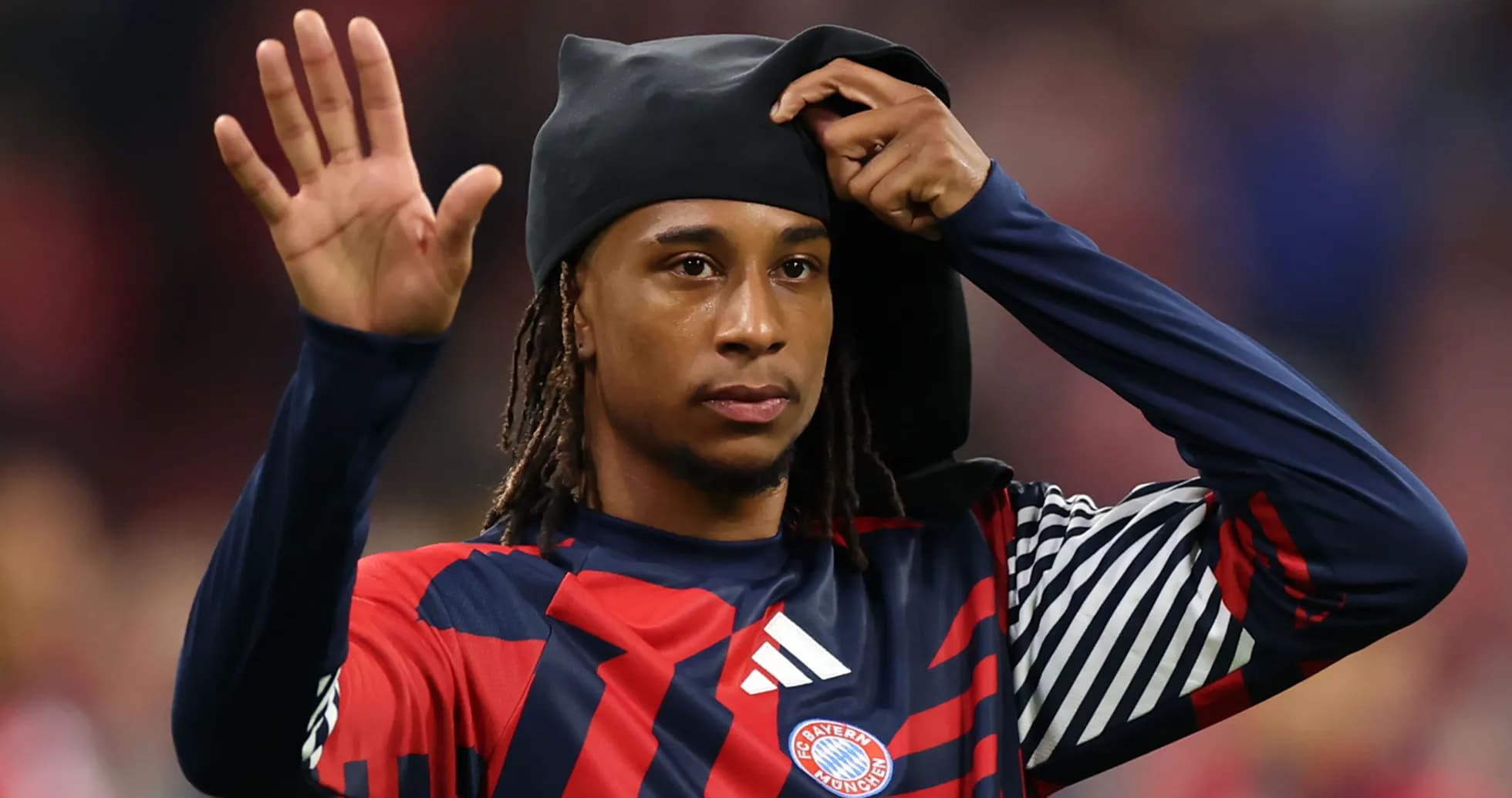 Jugador de Bayern Múnich saludando con una mano