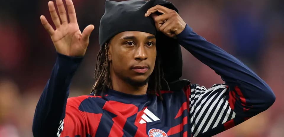 Jugador de Bayern Múnich saludando con una mano