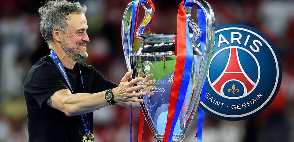 Entrenador sosteniendo la UEFA Champions League con PSG