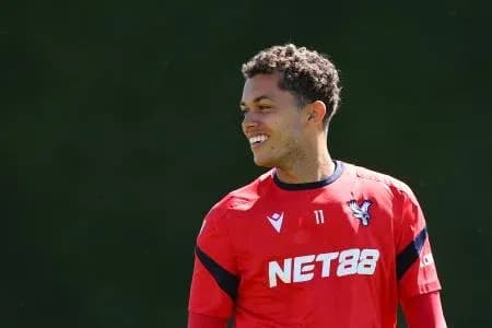 Jugador sonriente en sesión de entrenamiento con camiseta roja
