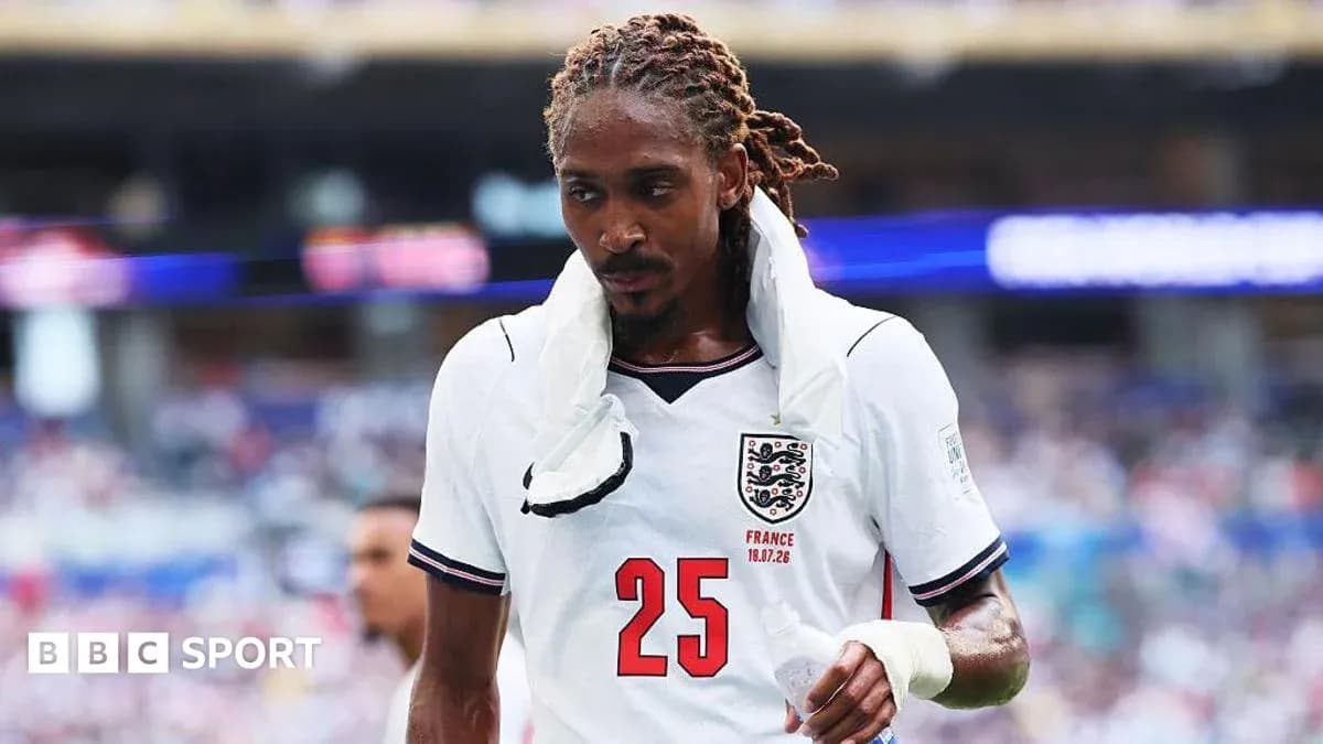 Jugador de Inglaterra saliendo del campo durante partido