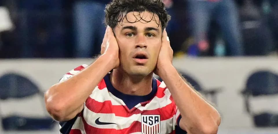 Jugador de Estados Unidos con las manos en la cabeza