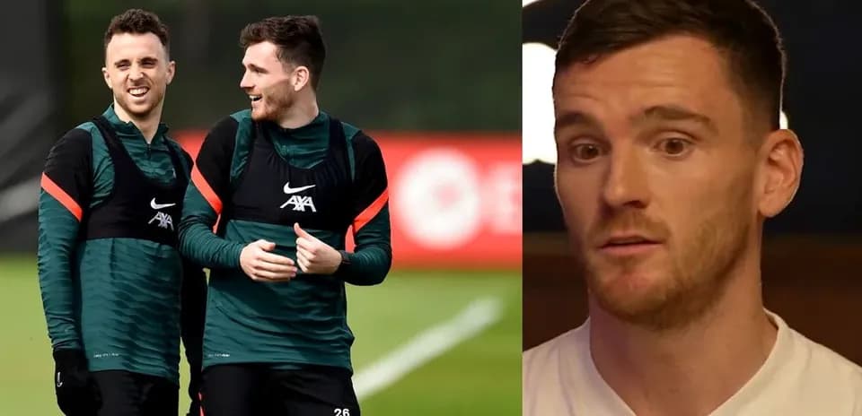 Jugadores de Liverpool entrenando y conversando juntos