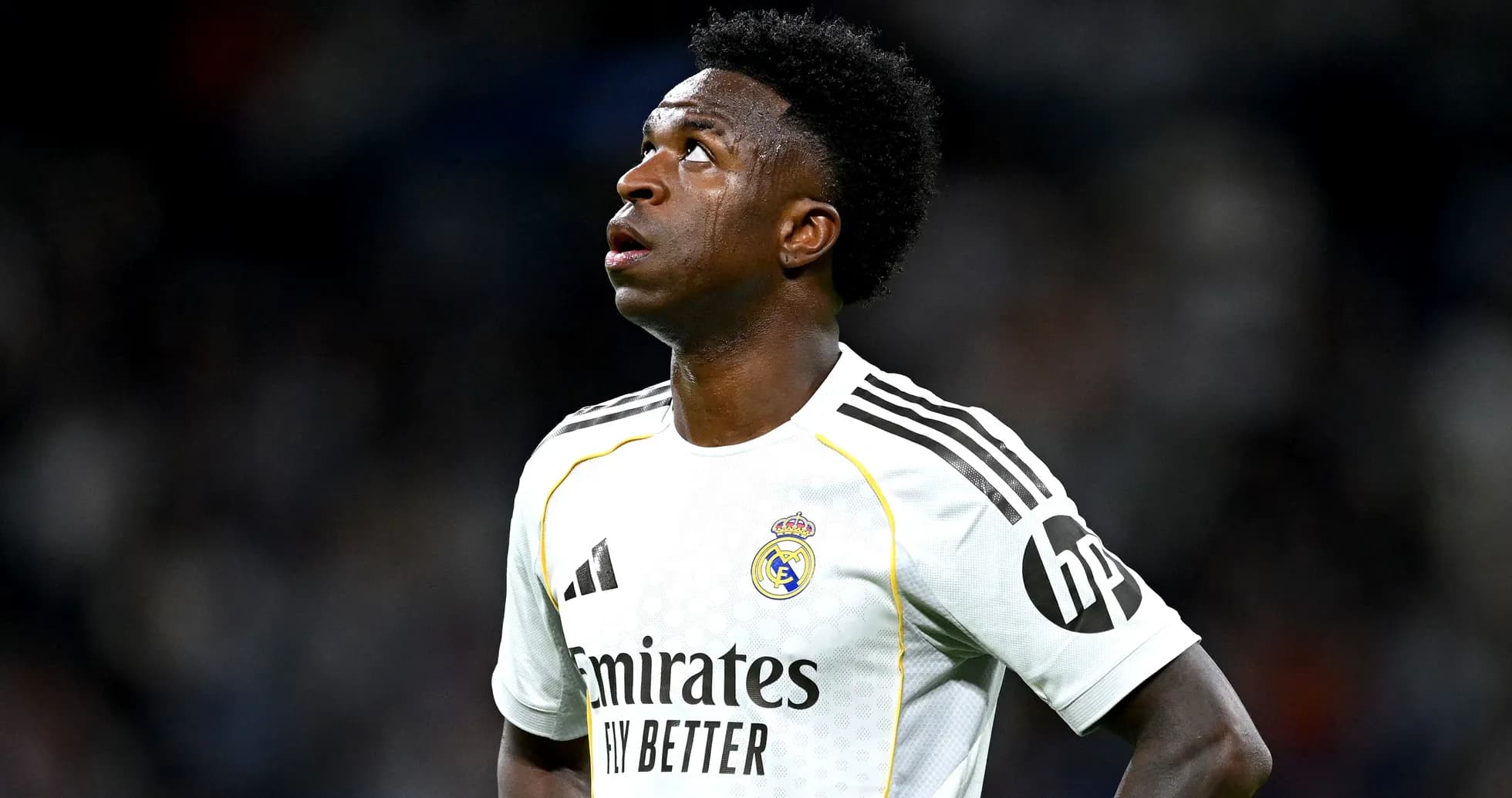 Jugador de Real Madrid mirando hacia arriba durante el partido