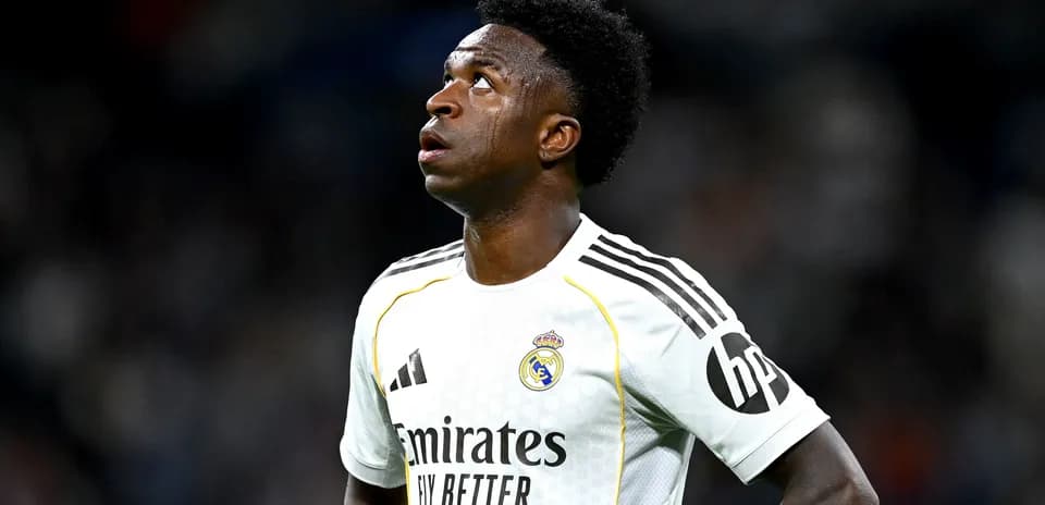 Jugador de Real Madrid mirando hacia arriba durante el partido