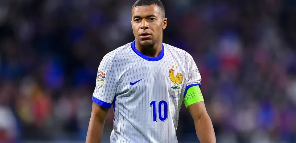 Kylian Mbappé en el campo durante un partido
