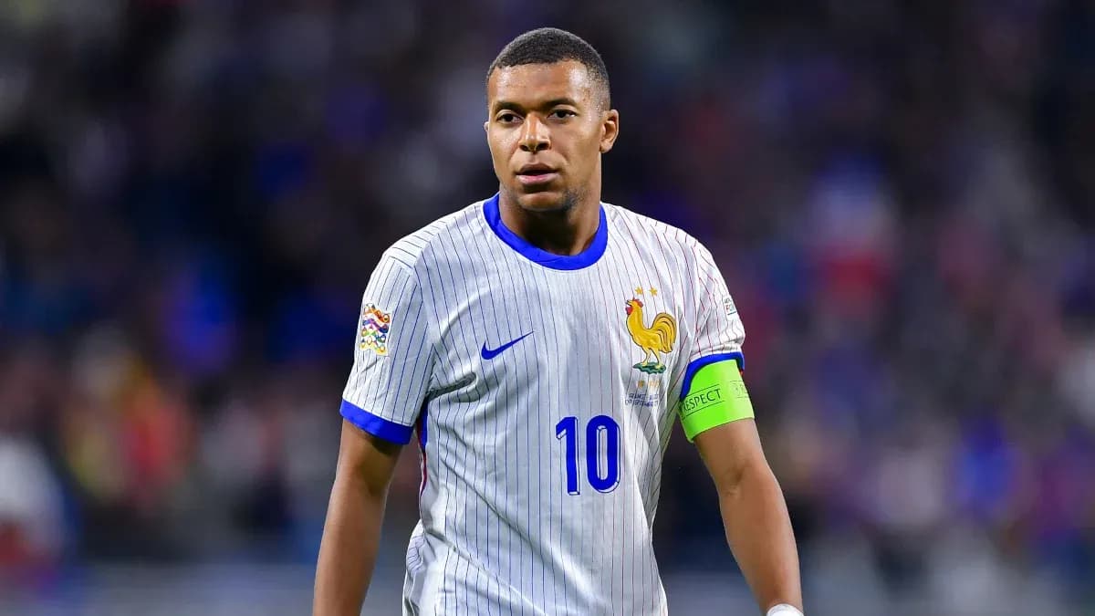 Kylian Mbappé en el campo durante un partido