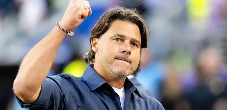 Entrenador levantando el puño en señal de triunfo