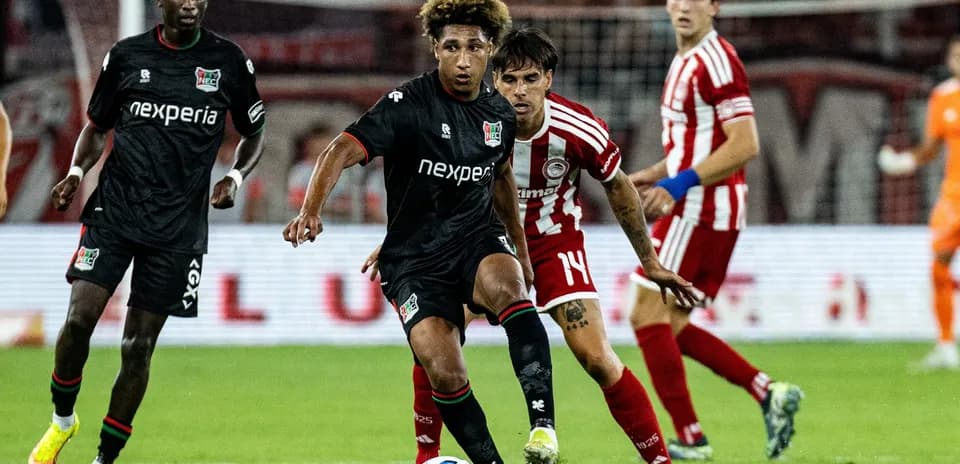 Jugadores de NEC Nijmegen y Olympiakos en acción