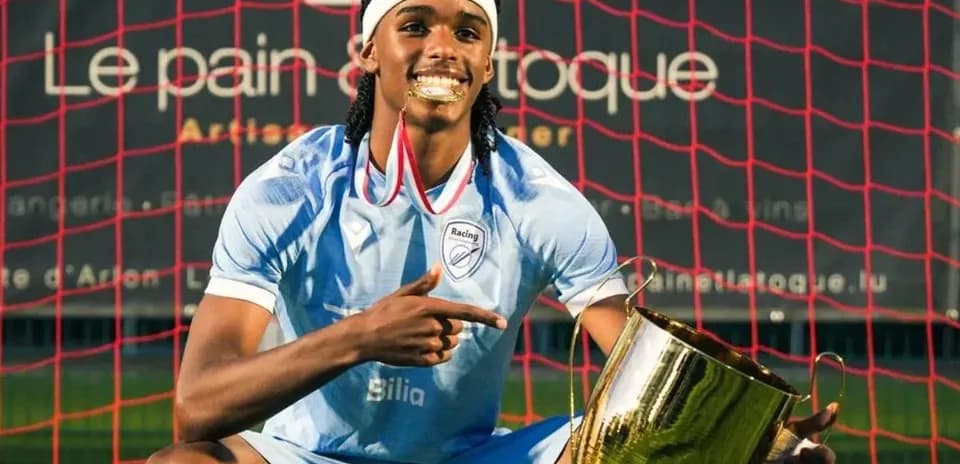 Jugador sosteniendo un trofeo en el campo