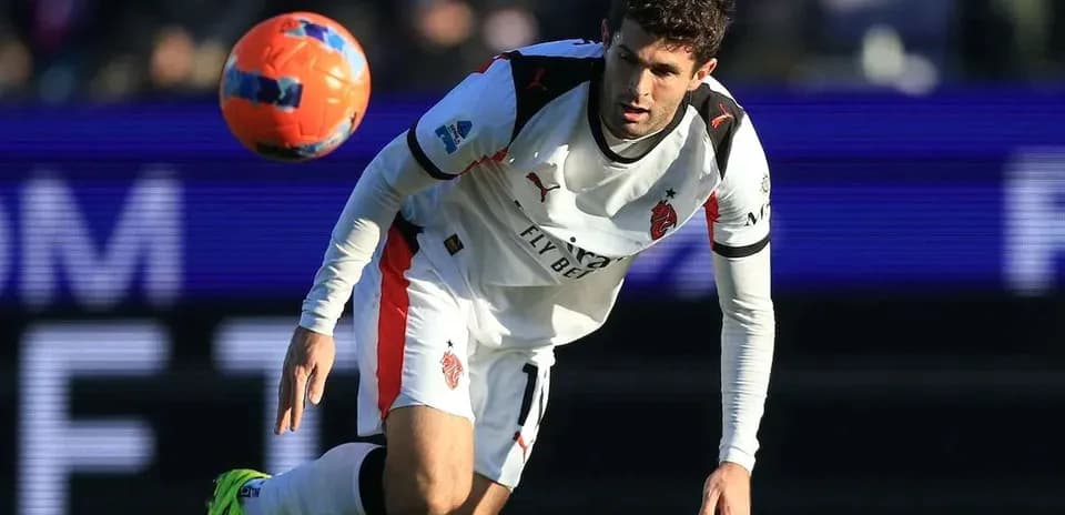 Jugador lanzando el balón durante un partido