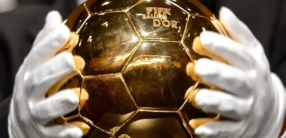 Balón de Oro siendo presentado por un hombre