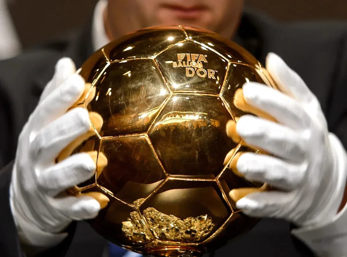 Balón de Oro siendo presentado por un hombre