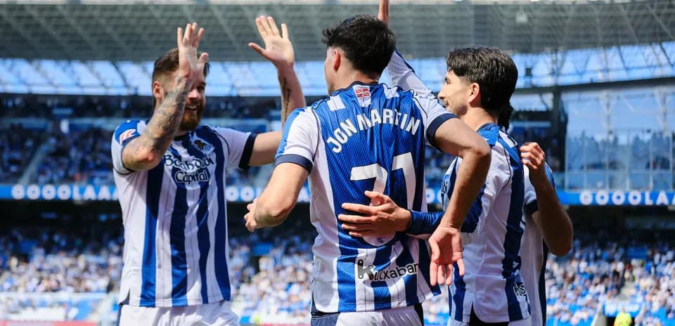 Jugadores de la Real Sociedad celebrando un gol