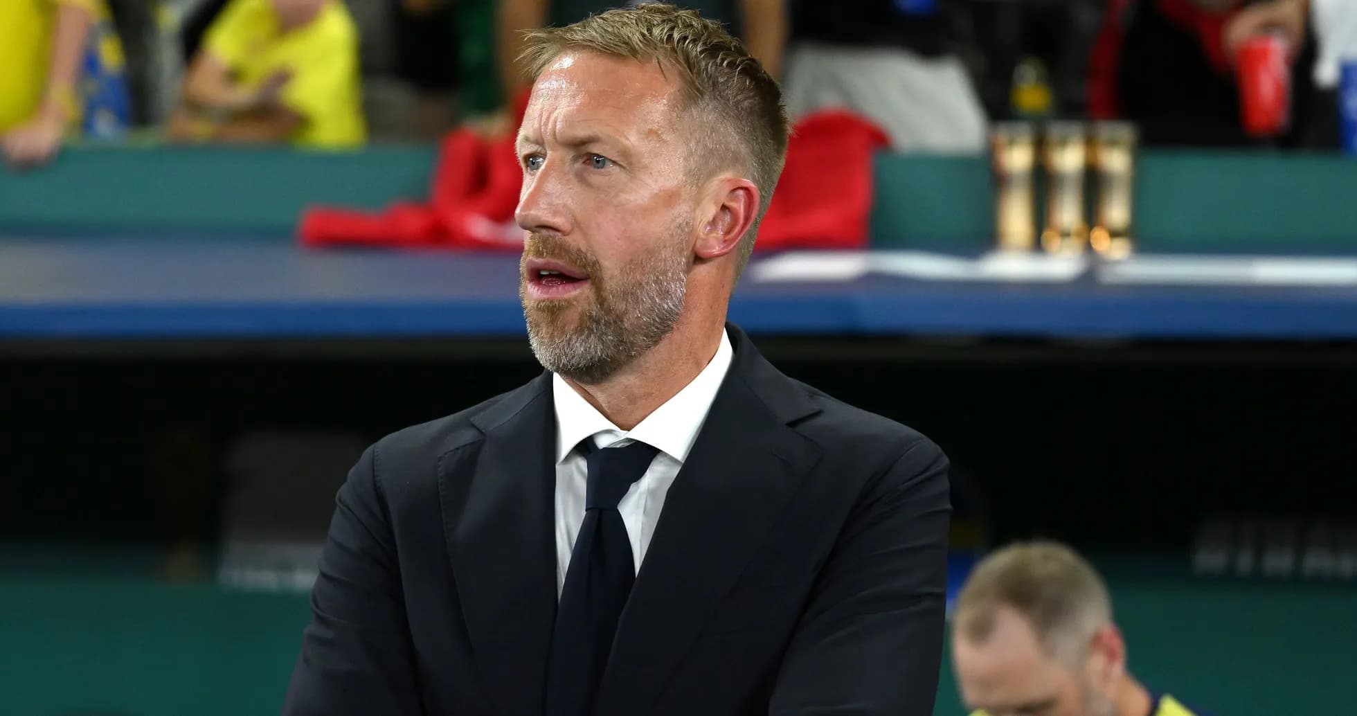 Entrenador observando el partido desde la línea lateral