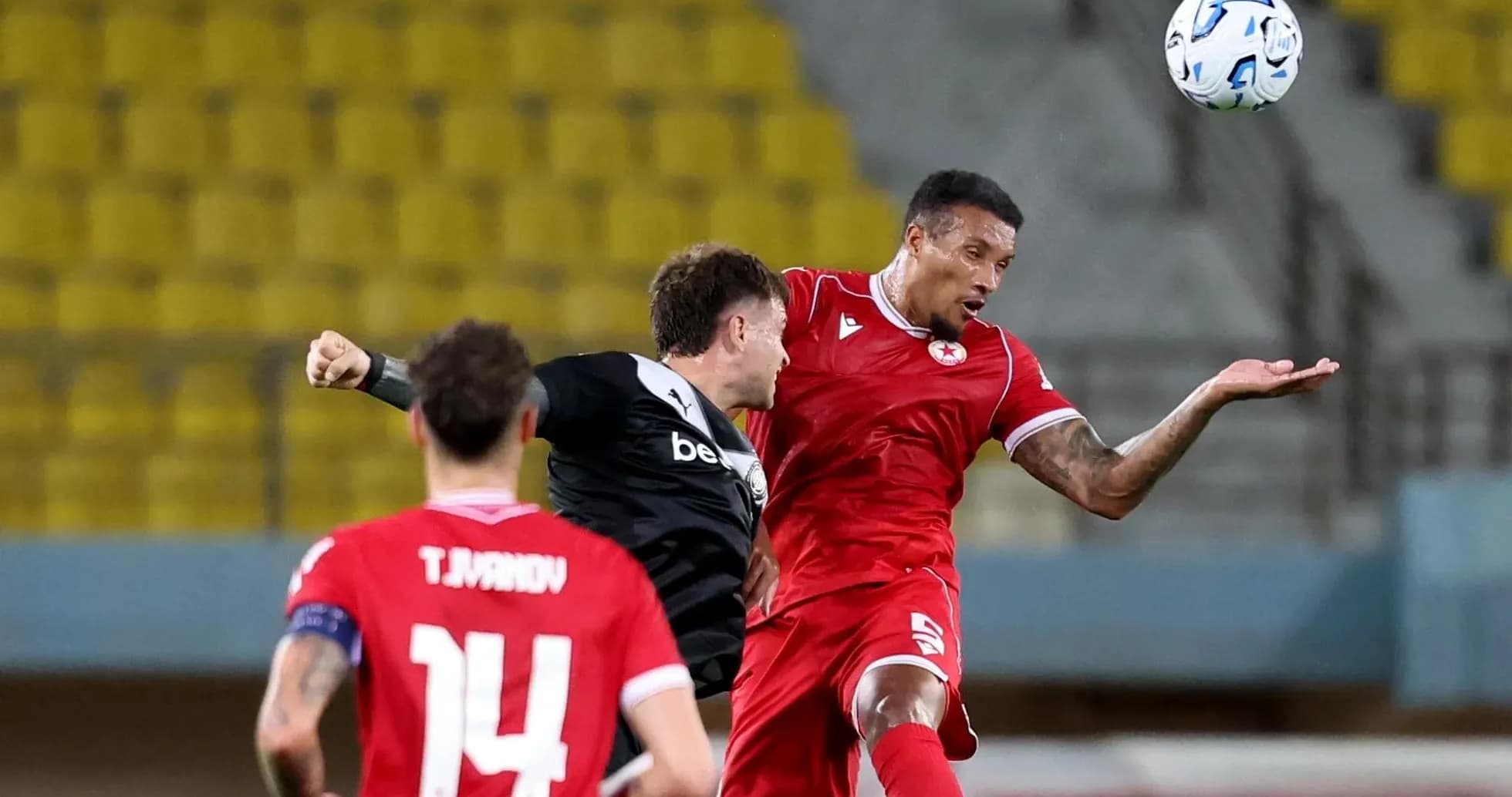 Jugadores de CSKA Sofia disputando un balón