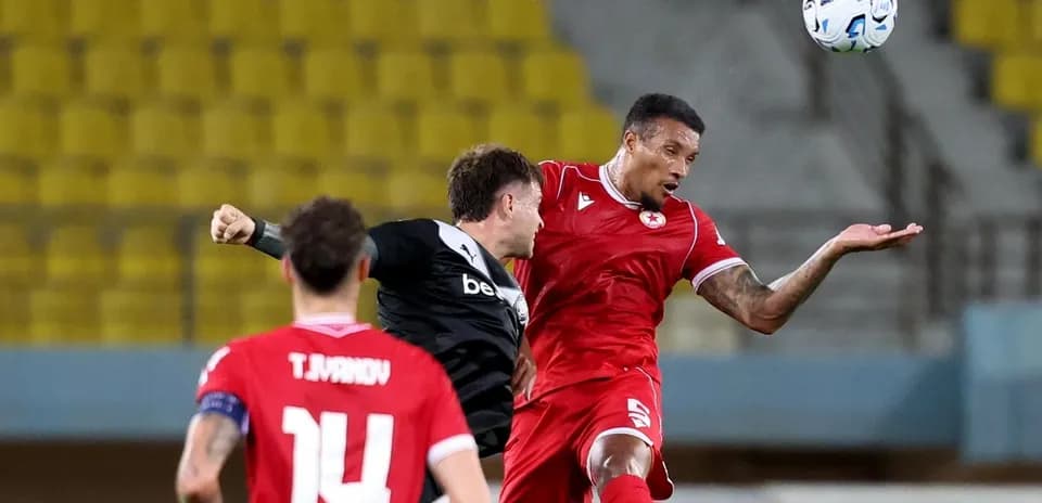 Jugadores de CSKA Sofia disputando un balón