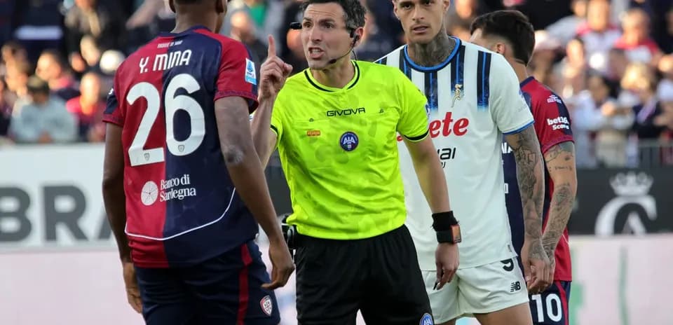 Y. Mina y árbitro discutiendo en el partido