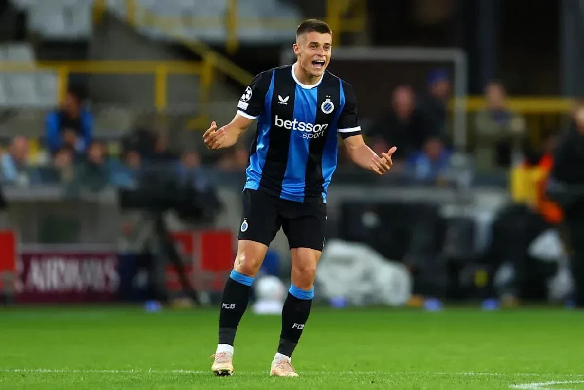 Jugador de Club Brugge reclamando durante el partido