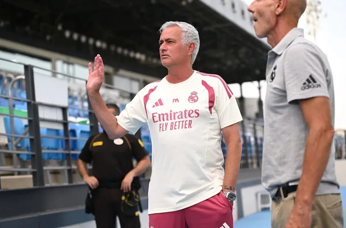 Entrenador saludando durante la sesión de entrenamiento