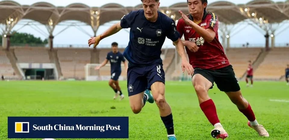 Jugadores compitiendo por el balón en el campo