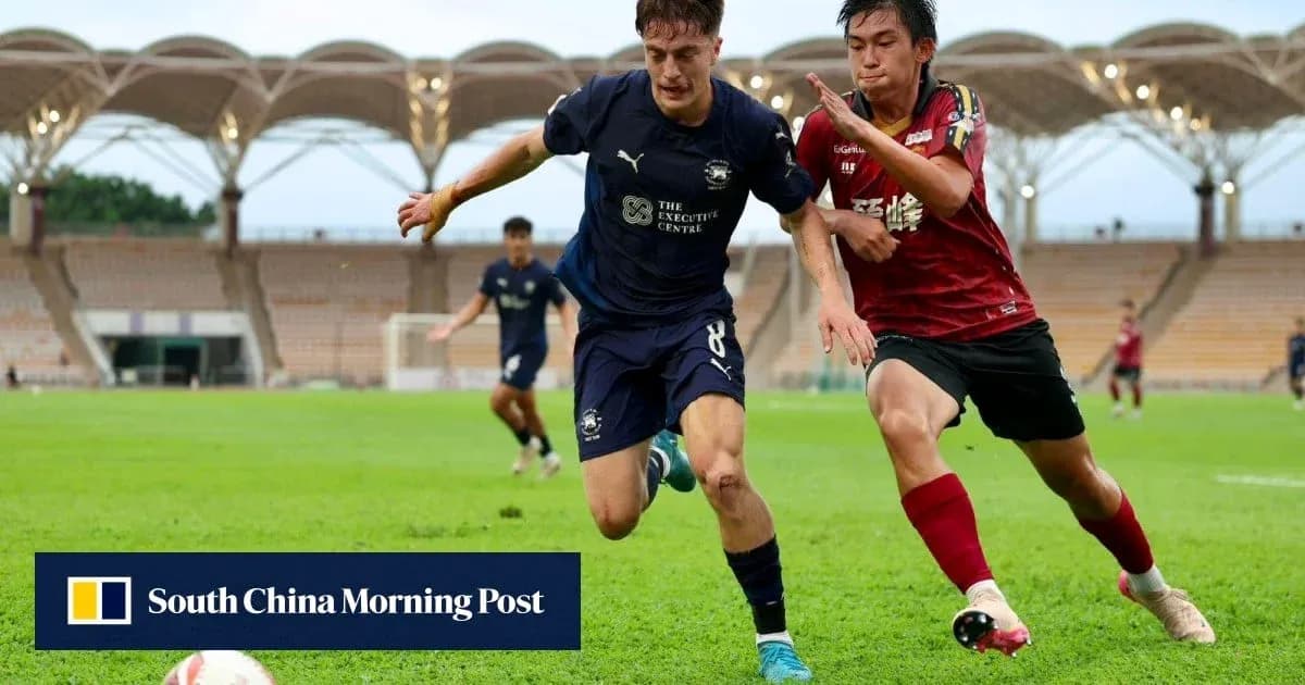 Jugadores compitiendo por el balón en el campo