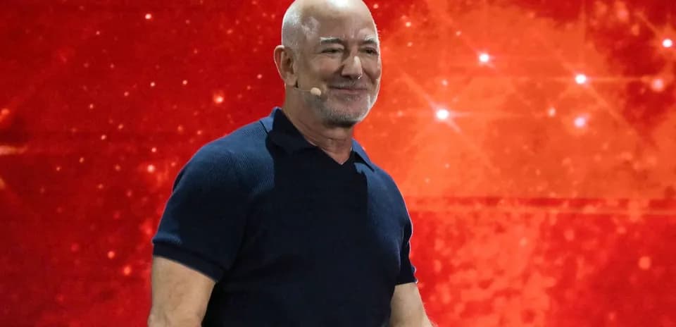 Hombre con micrófono en fondo rojo brillante