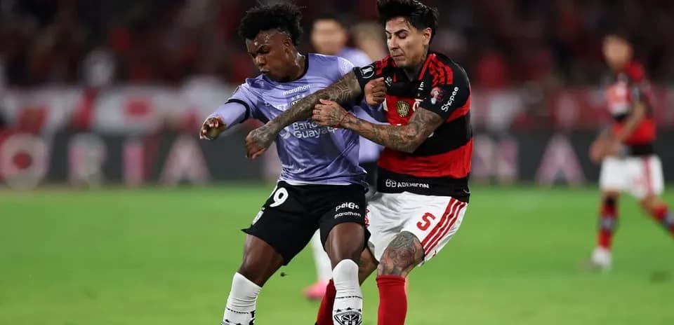 Jugador de Flamengo y Independiente del Valle en acción
