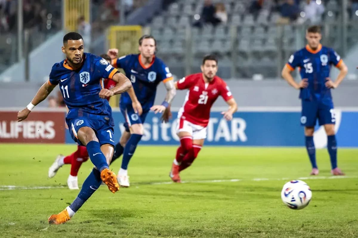 Jugador ejecutando un penalti en partido de fútbol